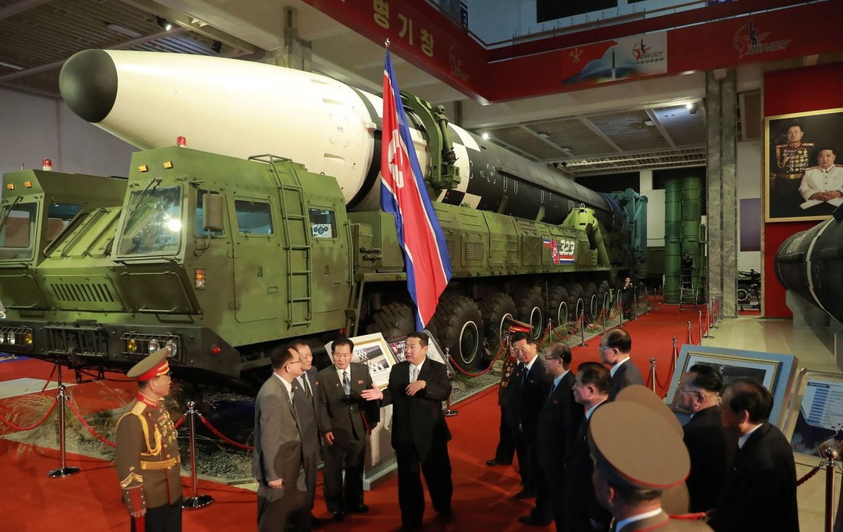 Kim Jong-un vol reforçar l'exèrcit, mentre Washington i Seül sospiten un assaig atòmic