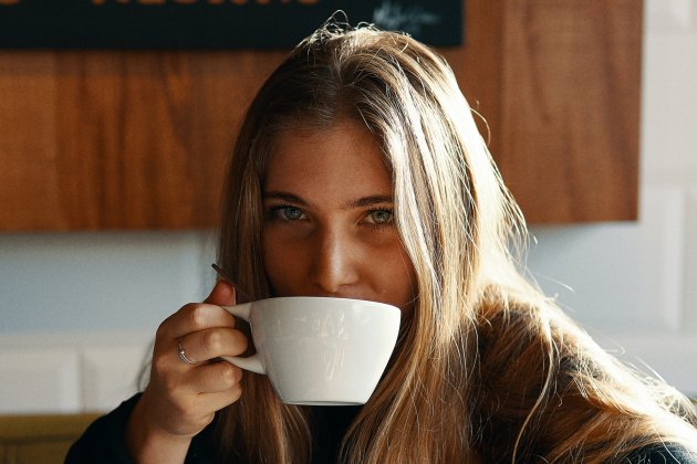 Joven bebiendo café Joven bebiendo café