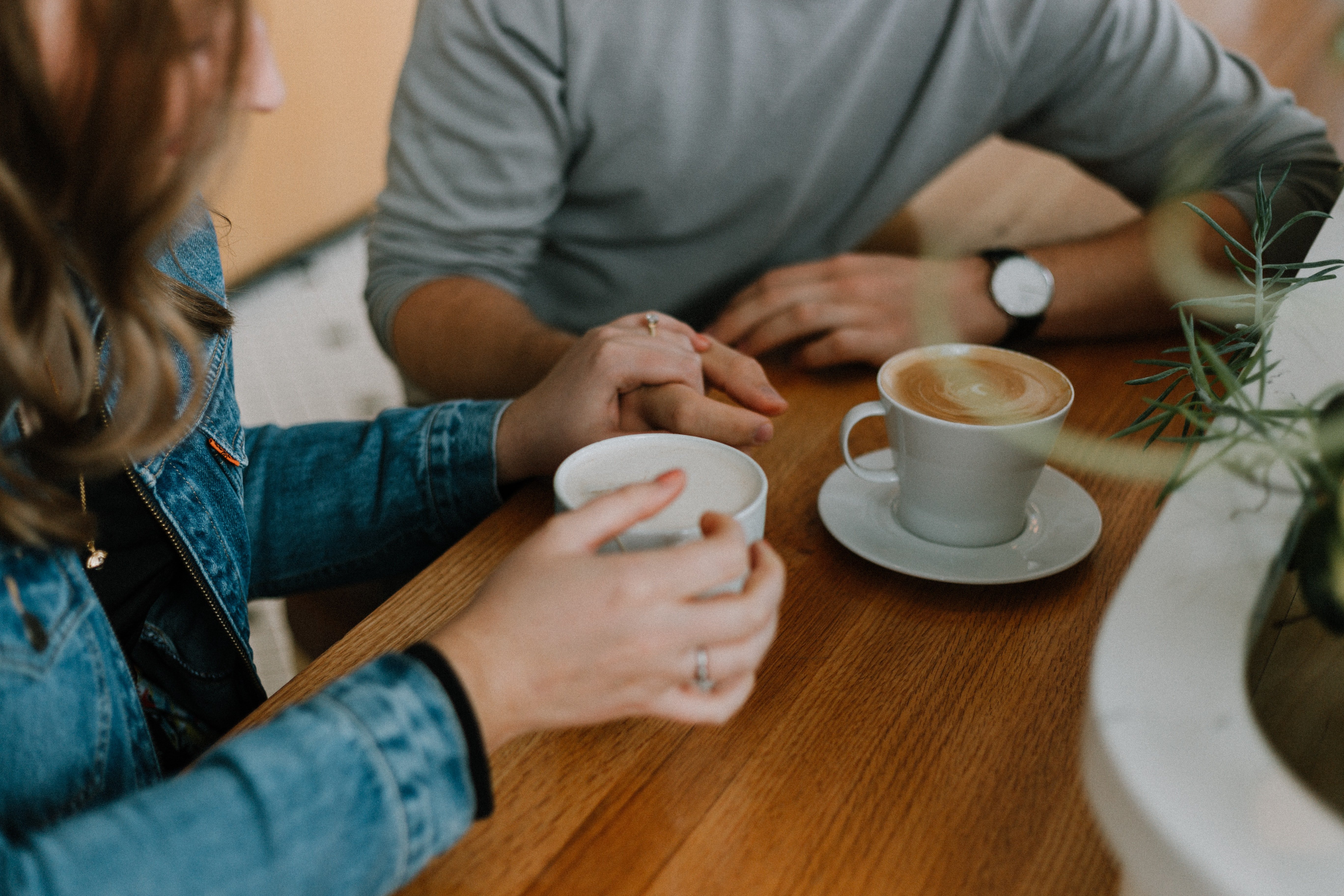 Una pareja toma café