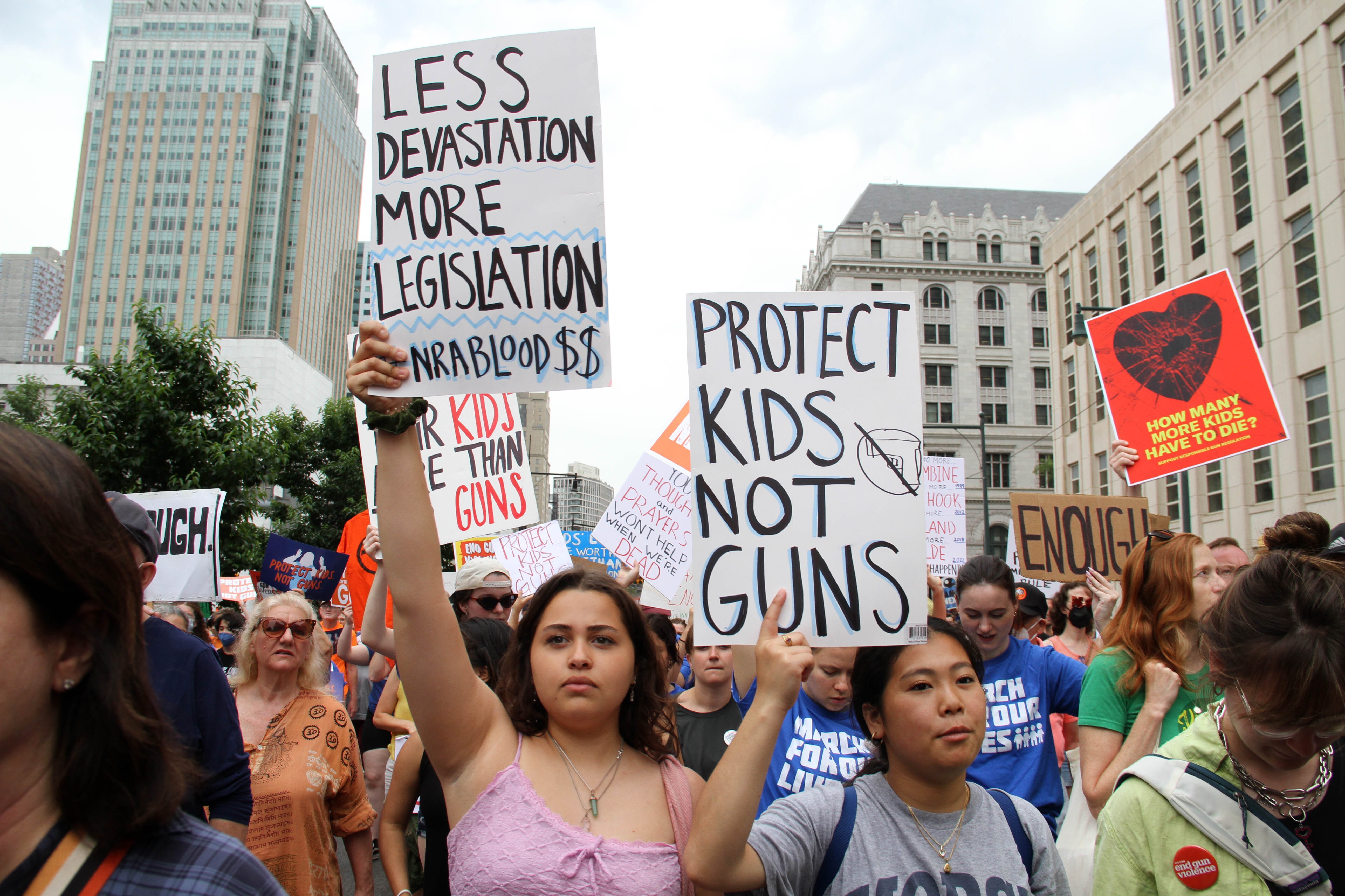 Torna 'March for our Lives': Milers d'americans surten als carrers per regular les armes
