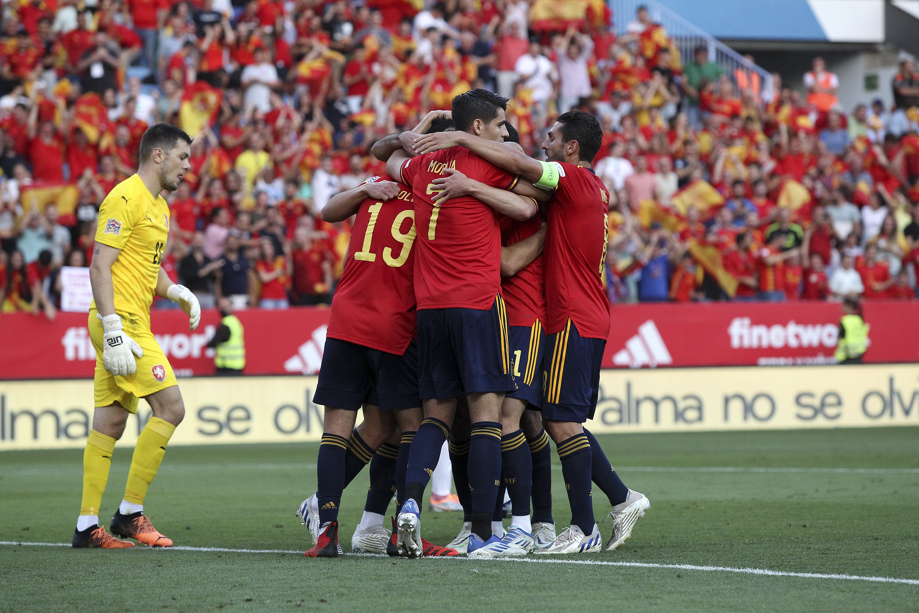España vence a la República Checa (2-0) y se va de vacaciones líder de su grupo tras el pinchazo de Portugal