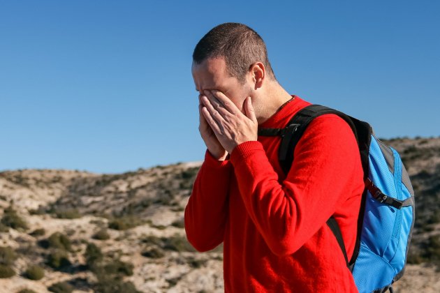 Excursionista con dolor de cabeza