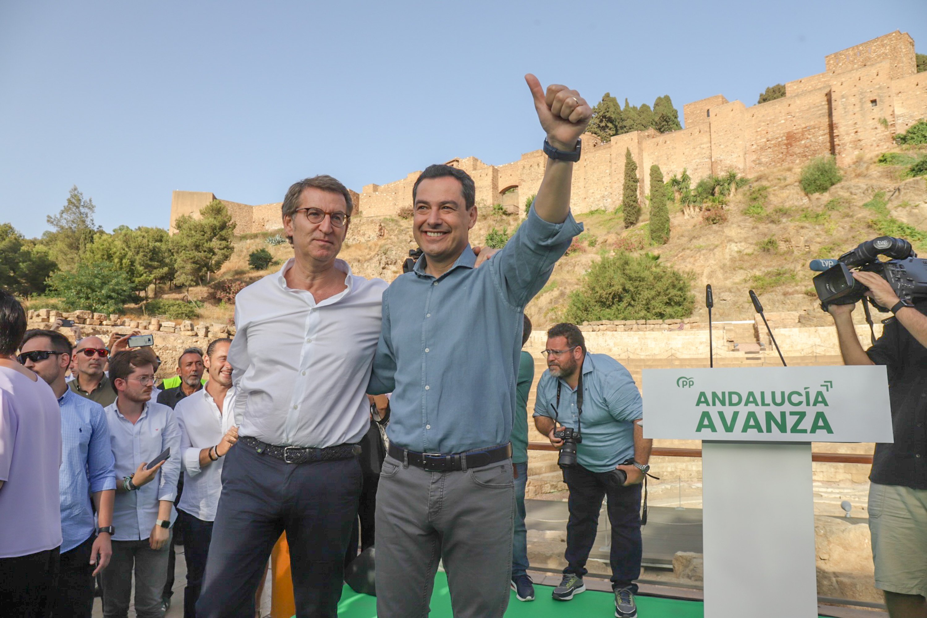 El PP suma más en Andalucía que toda la izquierda y roza la mayoría absoluta, según las encuestas