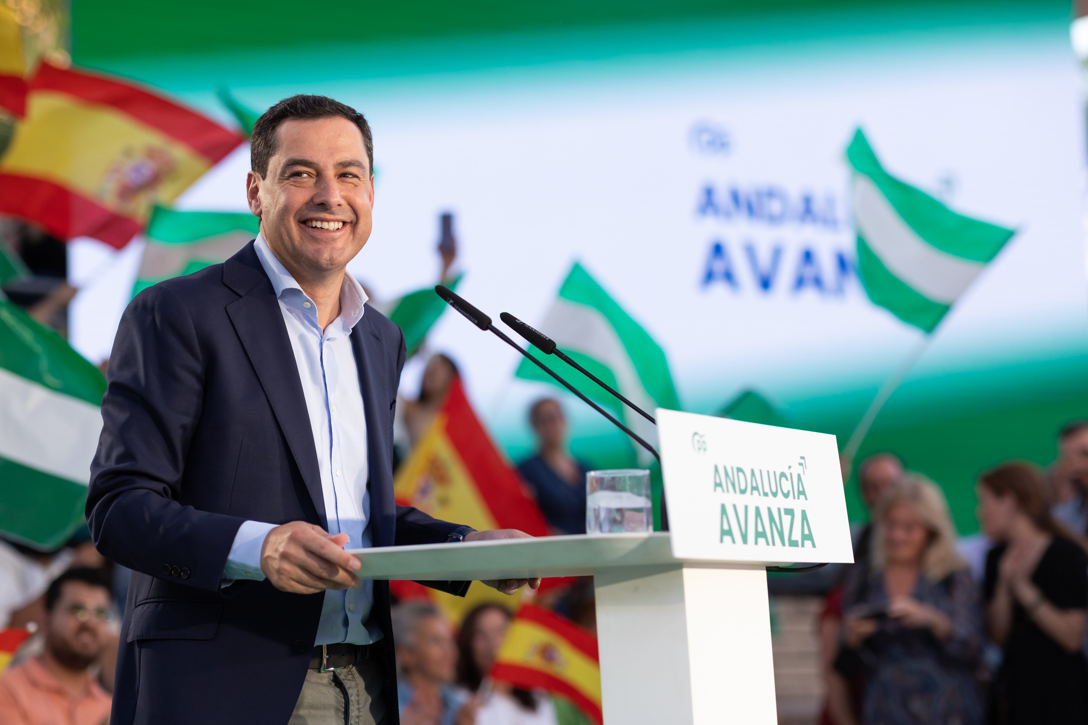 El PP gana en Andalucía con mayoría absoluta y hunde al PSOE, según las encuestas