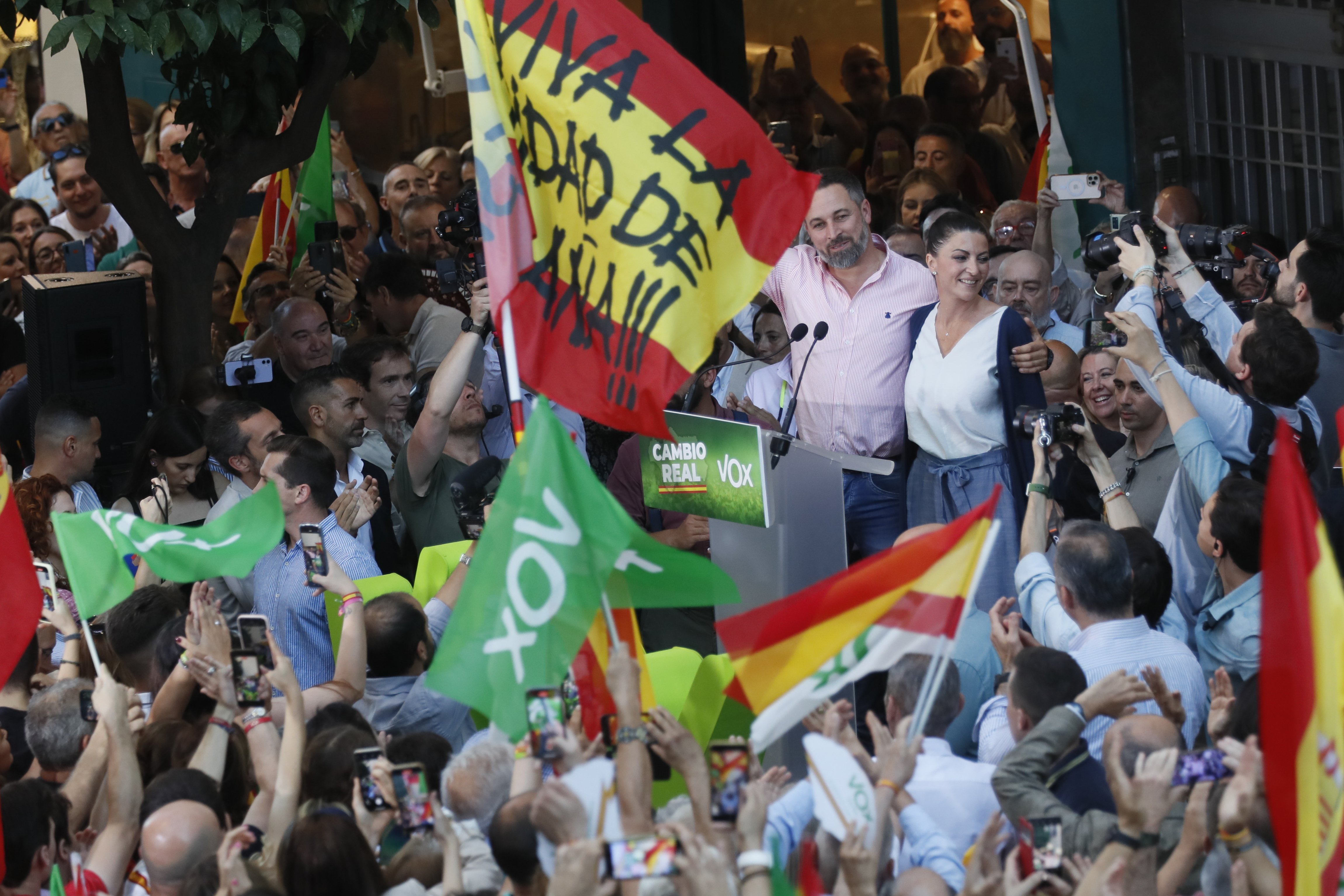 Candidata Vox Macarena Olona eleccions Andalusia acte electoral Sevilla líder partit Santiago Abascal / Foto: Efe Candidata Vox Macarena Olona eleccions Andalusia acte electoral Sevilla líder partit Santiago Abascal / Foto: Efe