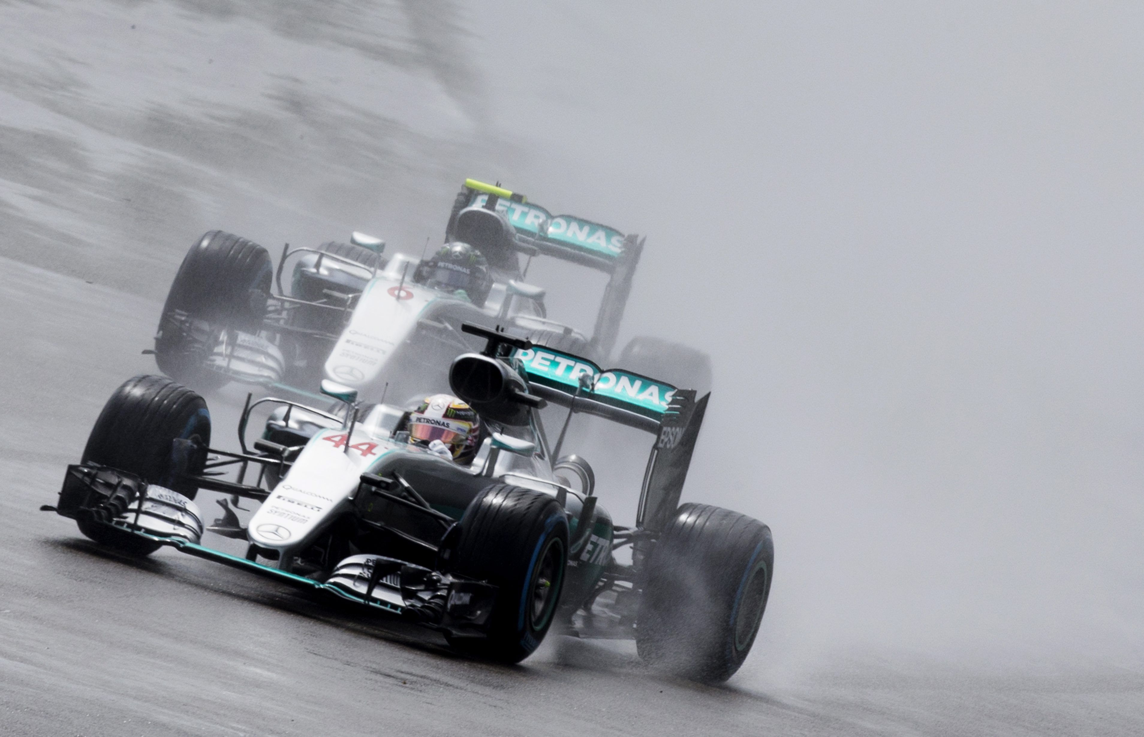 Hamilton gana y se sitúa a un punto de Rosberg