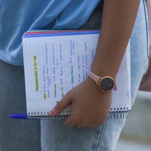 Chica cuaderno apuntes comienzo pruebas acceso universidad Facultad Derecho Madrid / Foto: Europa Press