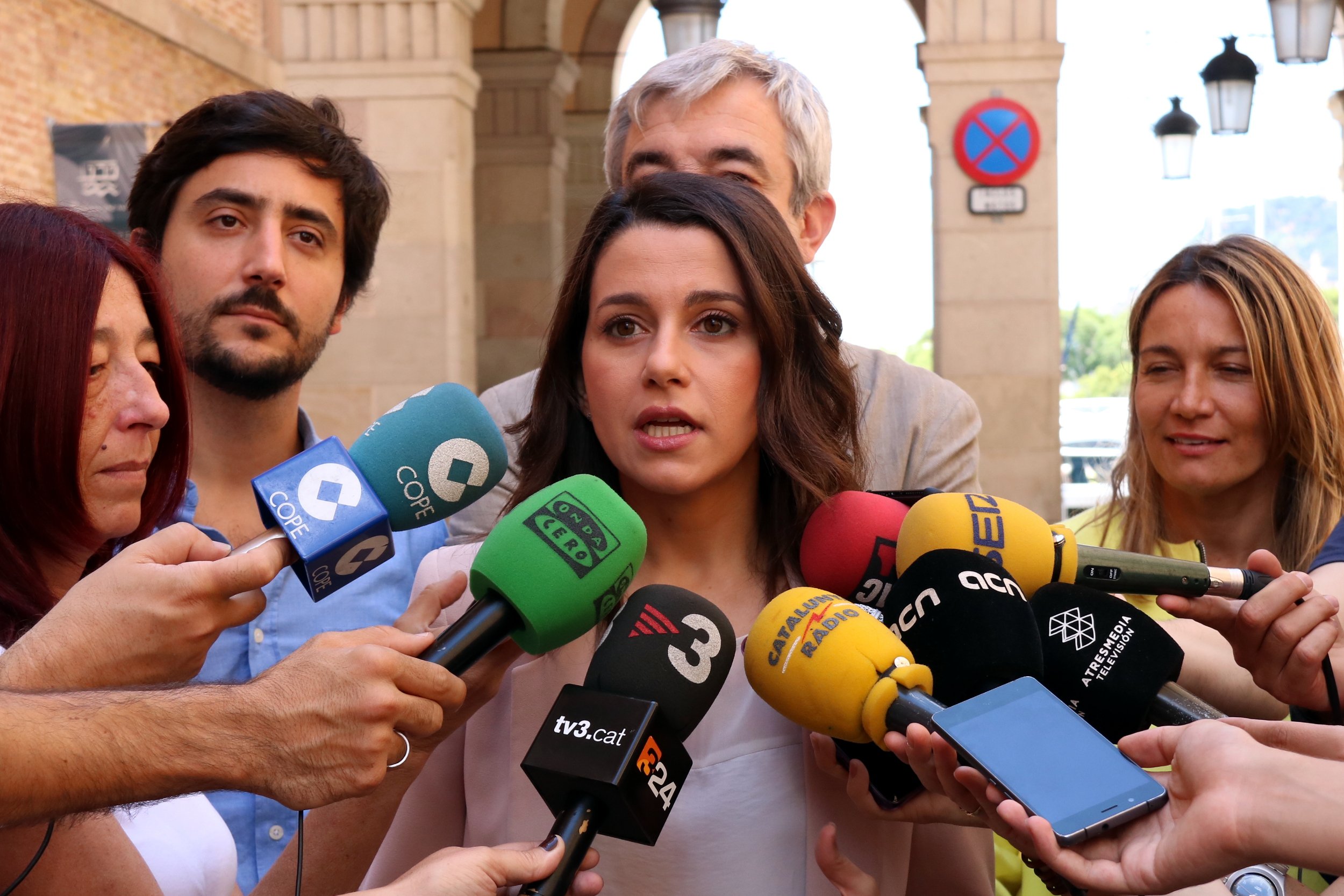 Arrimadas: “Que fàcil és anar de màrtir i demanar que paguin els altres”