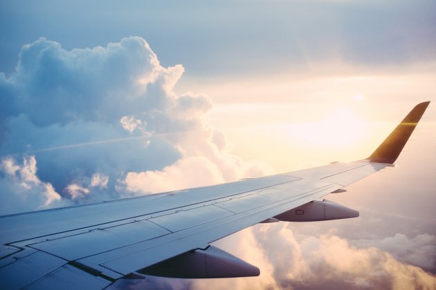 Un avión surca el cielo