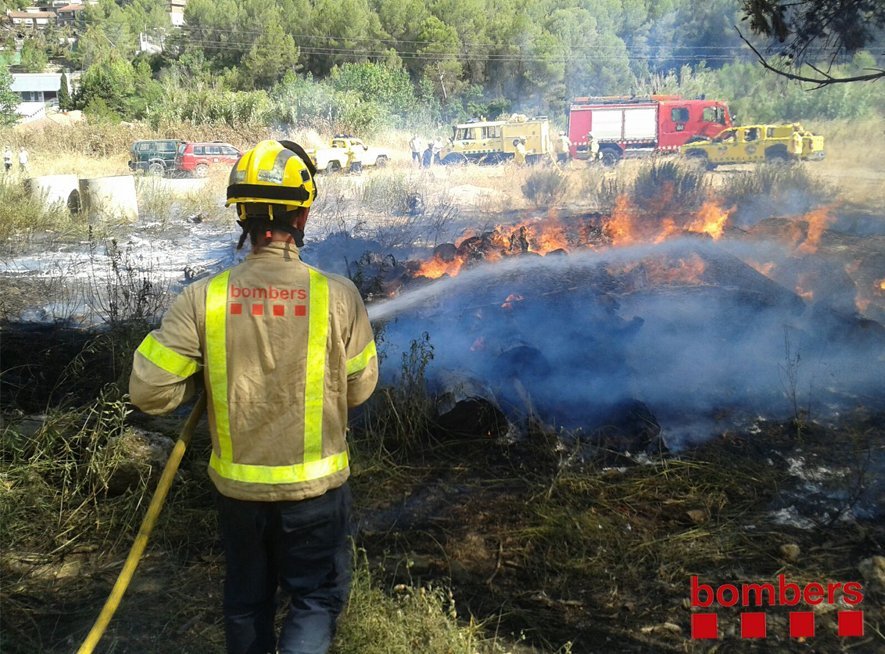 Incendi a Sant Andreu de la Barca, els bombers ja el tenen controlat