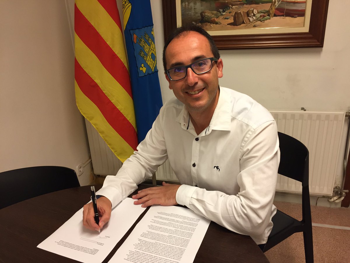 Algunos alcaldes se fotografían firmando la declaración de compromiso con la consulta