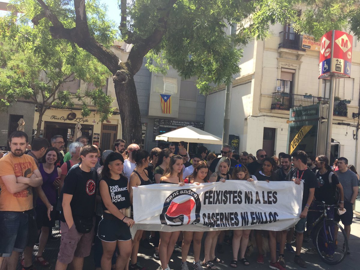 Protestas por una "feria militar" de legionarios en Sant Andreu