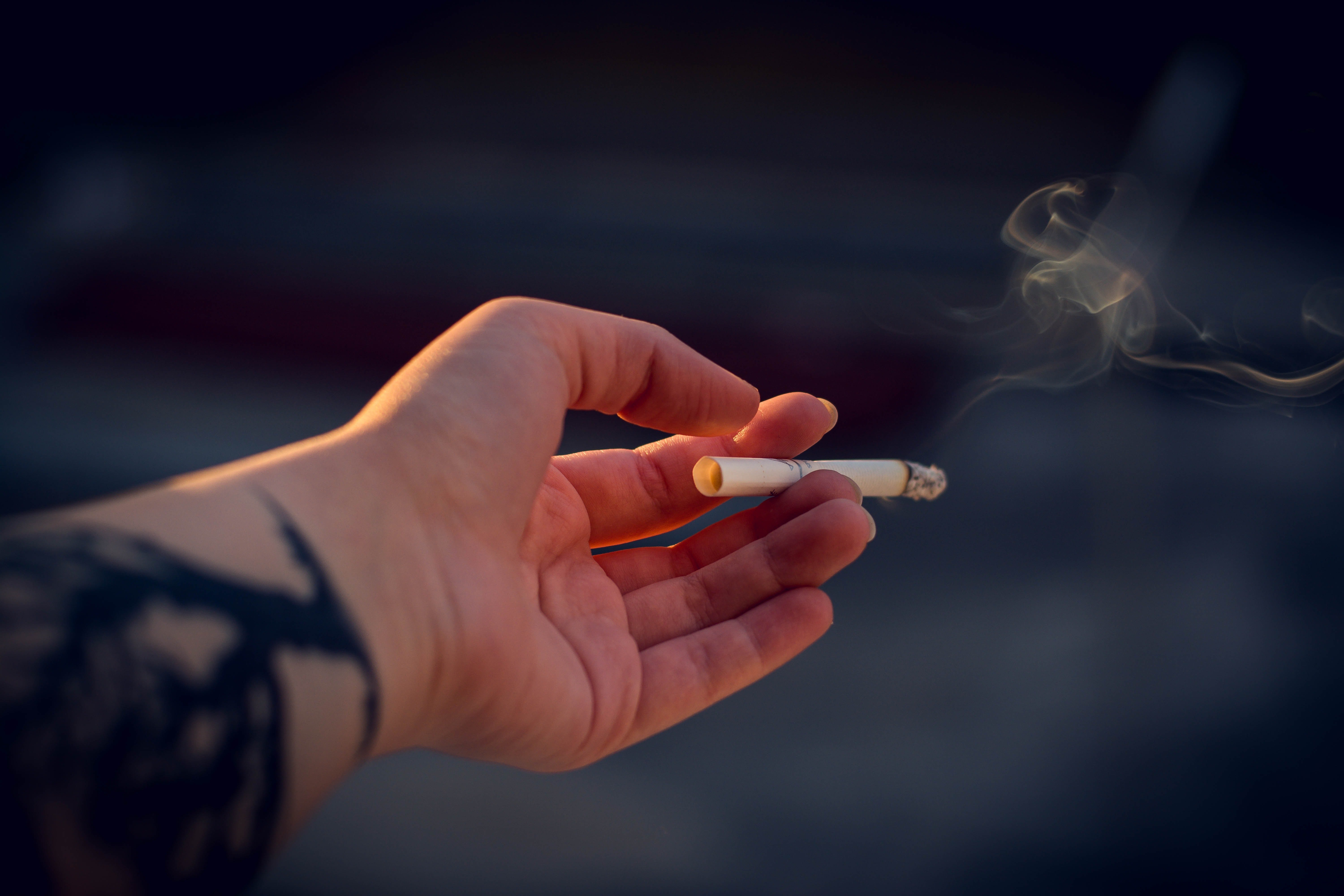 La meitat d'adolescents ha provat els cigarrets electrònics, mentre el tabac cau a mínims