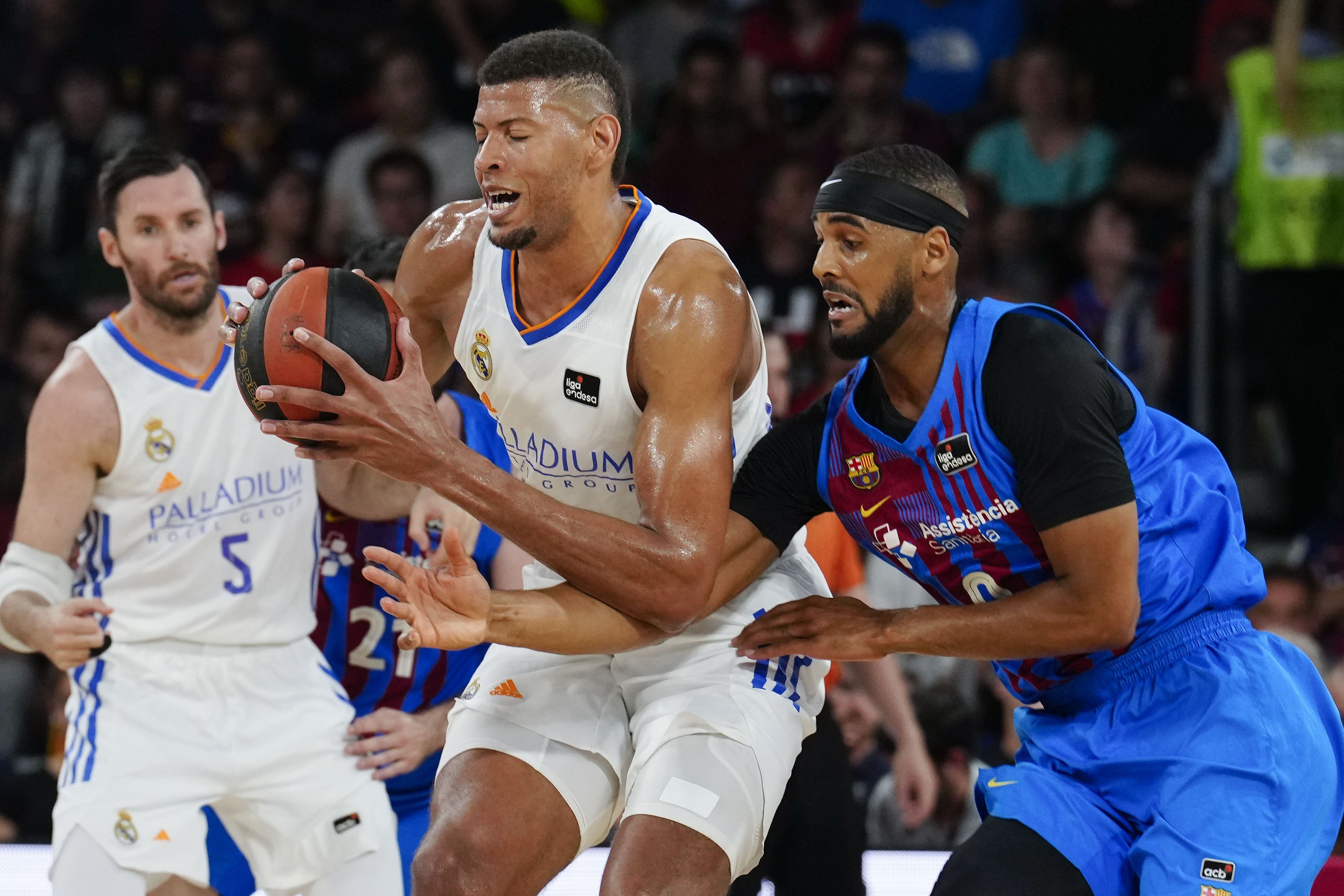 El Real Madrid anula al Barça en el Palau y empieza dominando la final de la Liga Endesa (75-88)