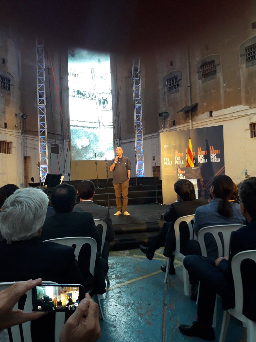 Video: La emotiva 'Estaca' de Llach en el patio de la Model