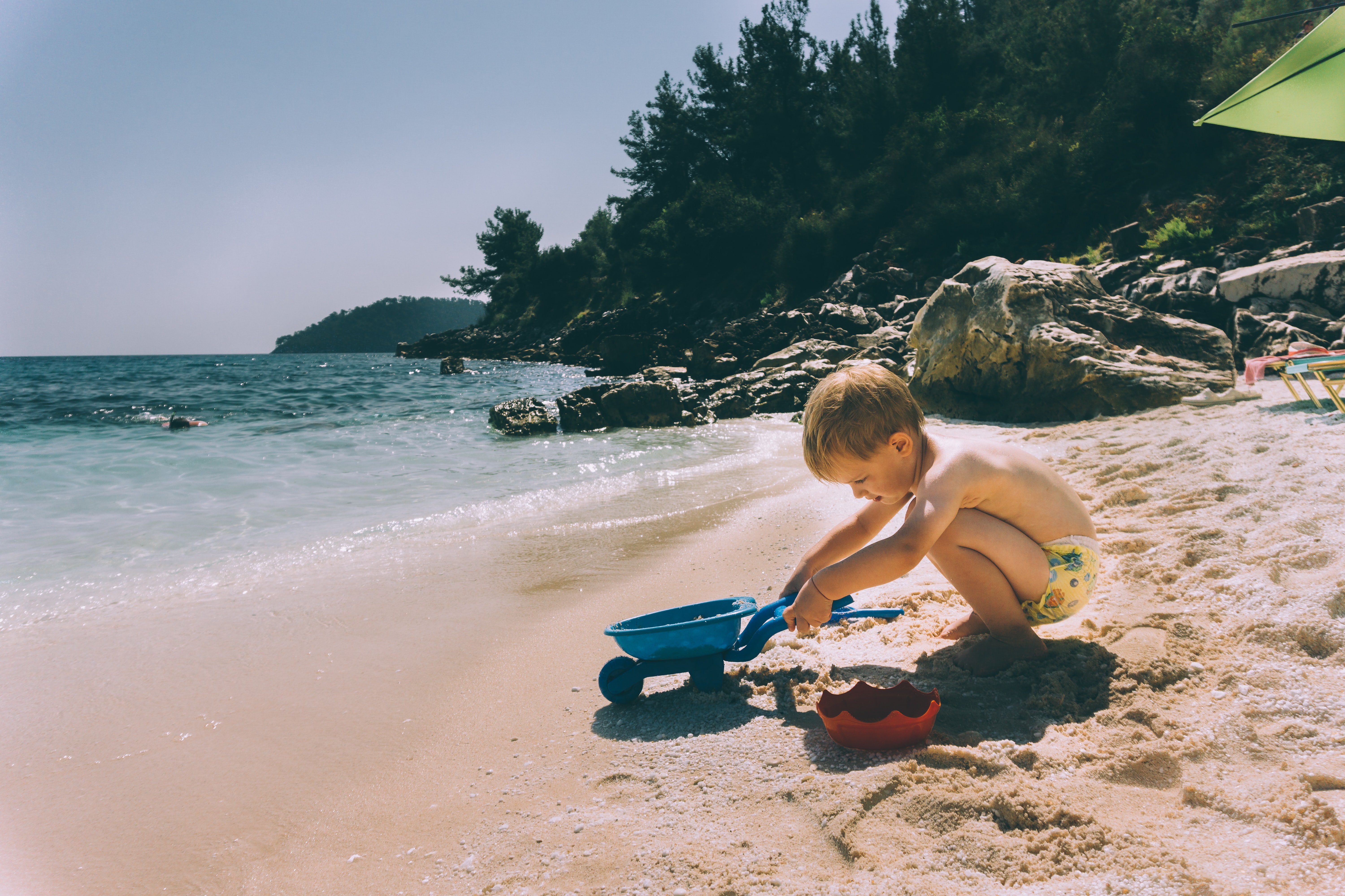 Nen platja Dragos Gontariu Unsplash