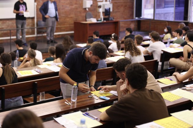 Prueba de acceso universidad PAU Selectivitat a la UB - Economia i Empresa de Barcelona (Diagonal, 690) / Foto: Sergi Alcàzar