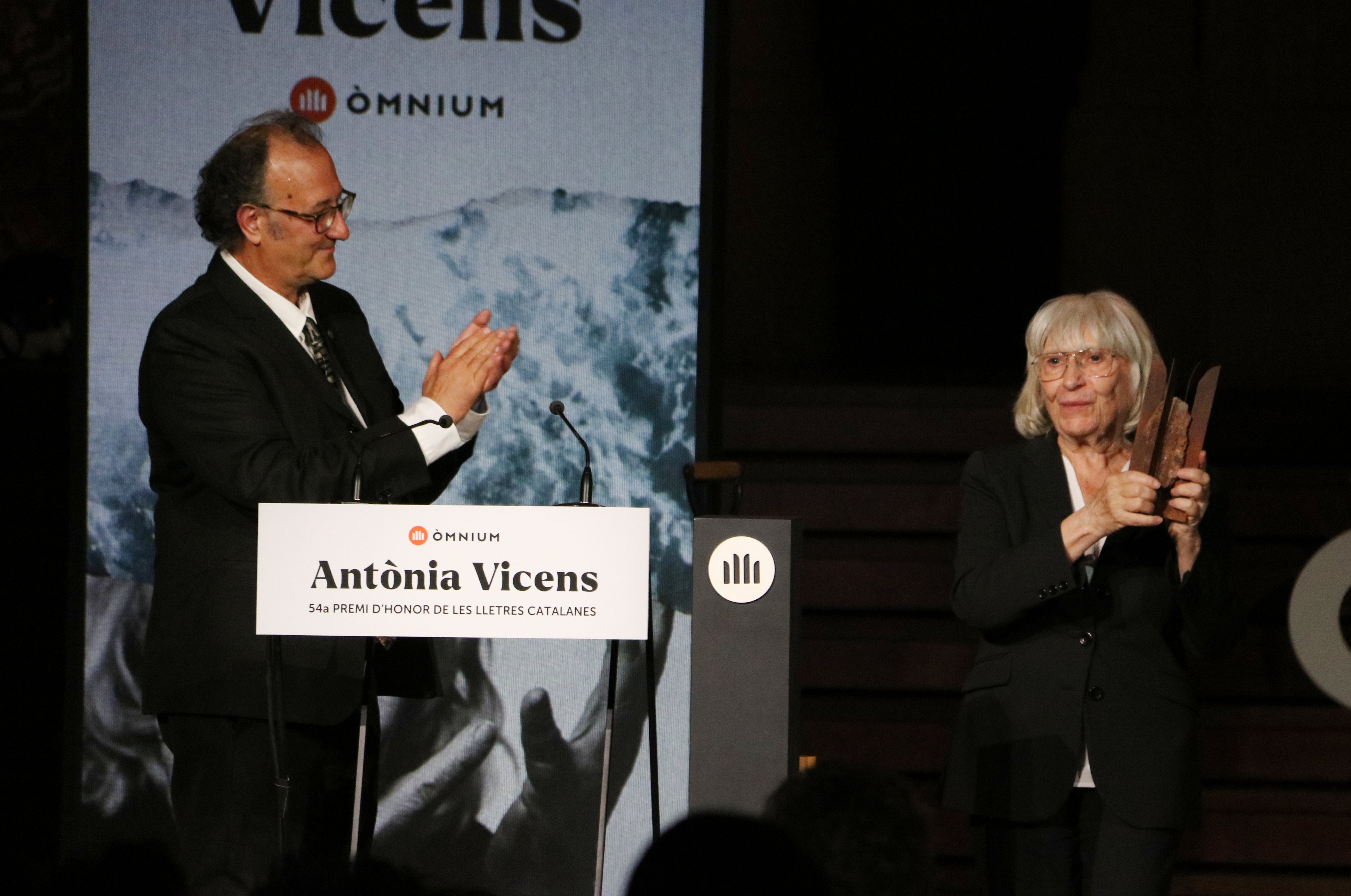Antònia Vicens apela "al orgullo de ser catalanes" al recibir el 54è Premi d'Honor de les Lletres Catalanes