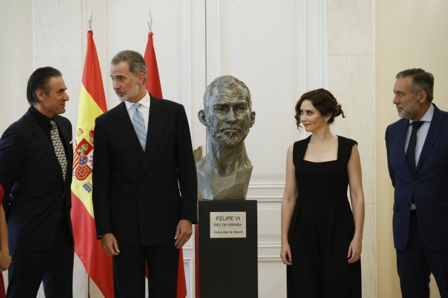 Felipe cono su busto e Isabel Díaz Ayuso EFE