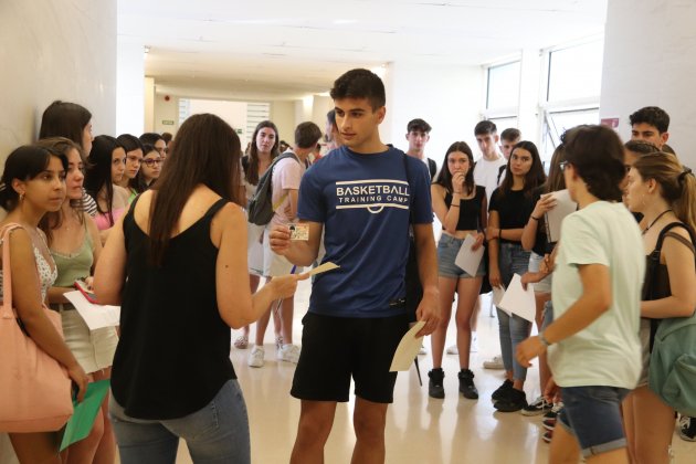 Alumne mostra DNI rebre acreditacions examen prova d'accés universitat selectivitat facultat dret UdG / Foto: ACN