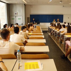 Alumnos espalda aulas inicio examen prueba acceso universidad selectividad Campus Cappont Lleida / Foto: ACN