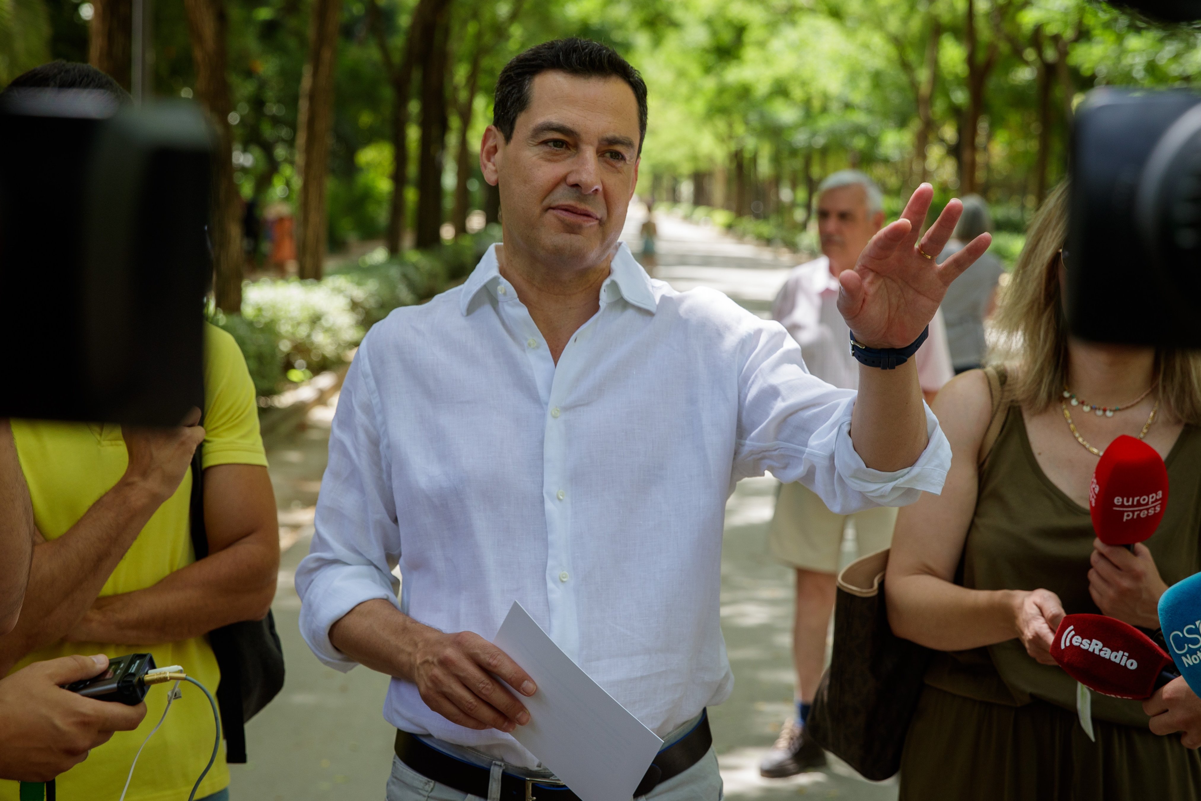 Esquerda a la dreta: Juanma Moreno reitera que Vox fa "por" a l'electorat i crida a tornar al centre