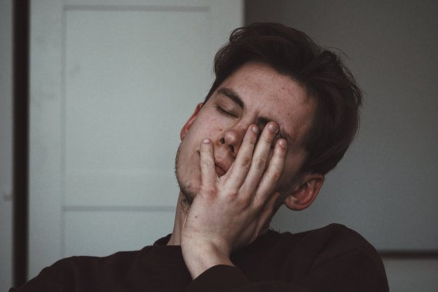 Hombre sintiéndose mareado Hombre sintiéndose mareado