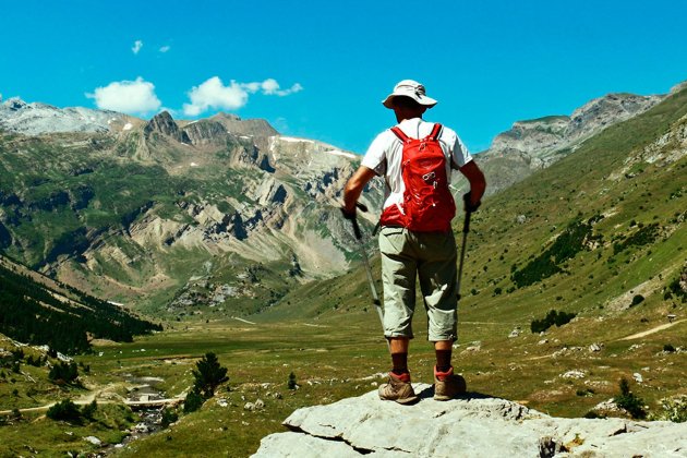 Subir montañas pueden provocar que se taponen los oídos