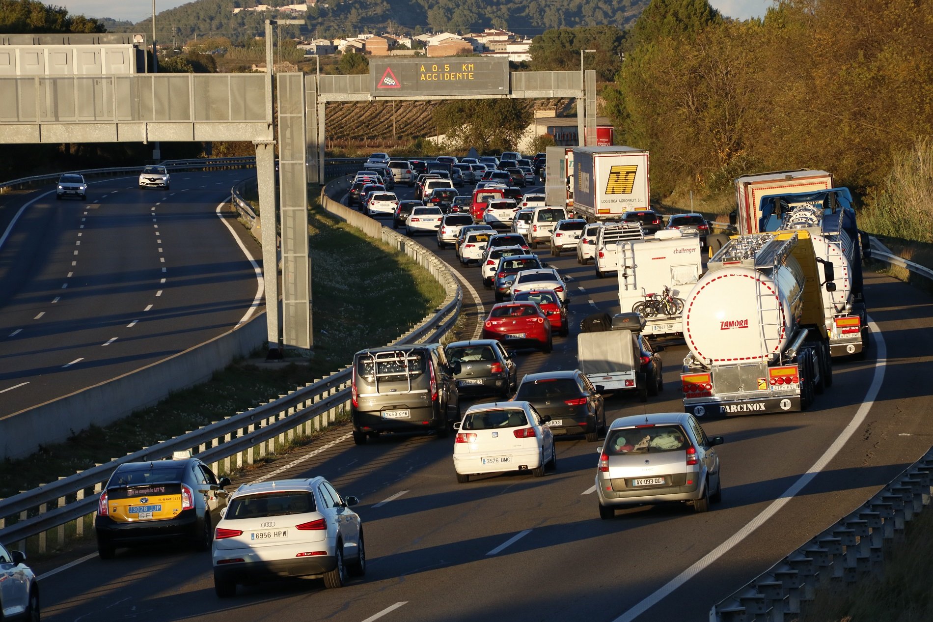 Transportistas indignados con la prohibición de los camiones en la AP-7 el fin de semana