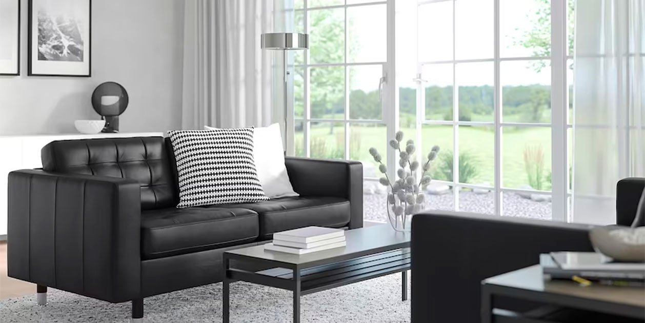 Ikea tiene un nuevo sofá de piel que parece sacado de un catálogo de los años 60