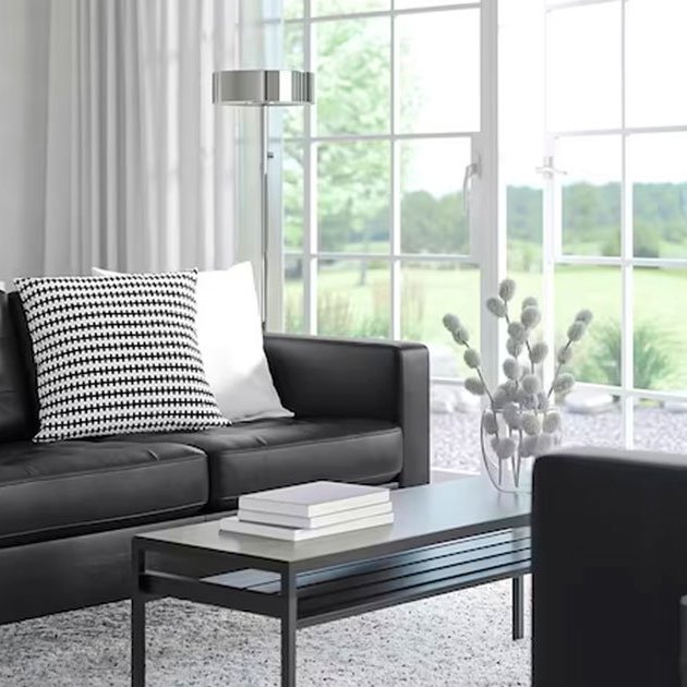Ikea tiene un nuevo sofá de piel que parece sacado de un catálogo de los  años 60