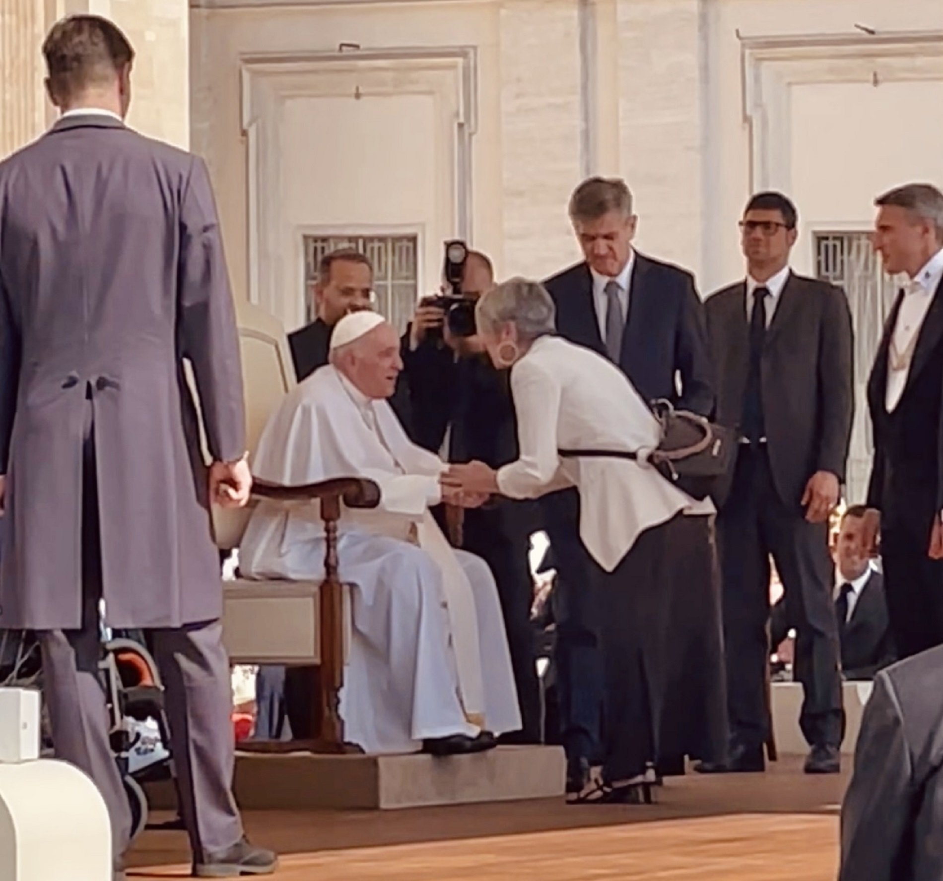 La consellera Ciuró convida el Papa Francesc a Catalunya en una audiència a Roma
