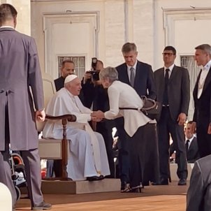 La consellera Ciuró convida el Papa Francesc a Catalunya en una audiència a Roma