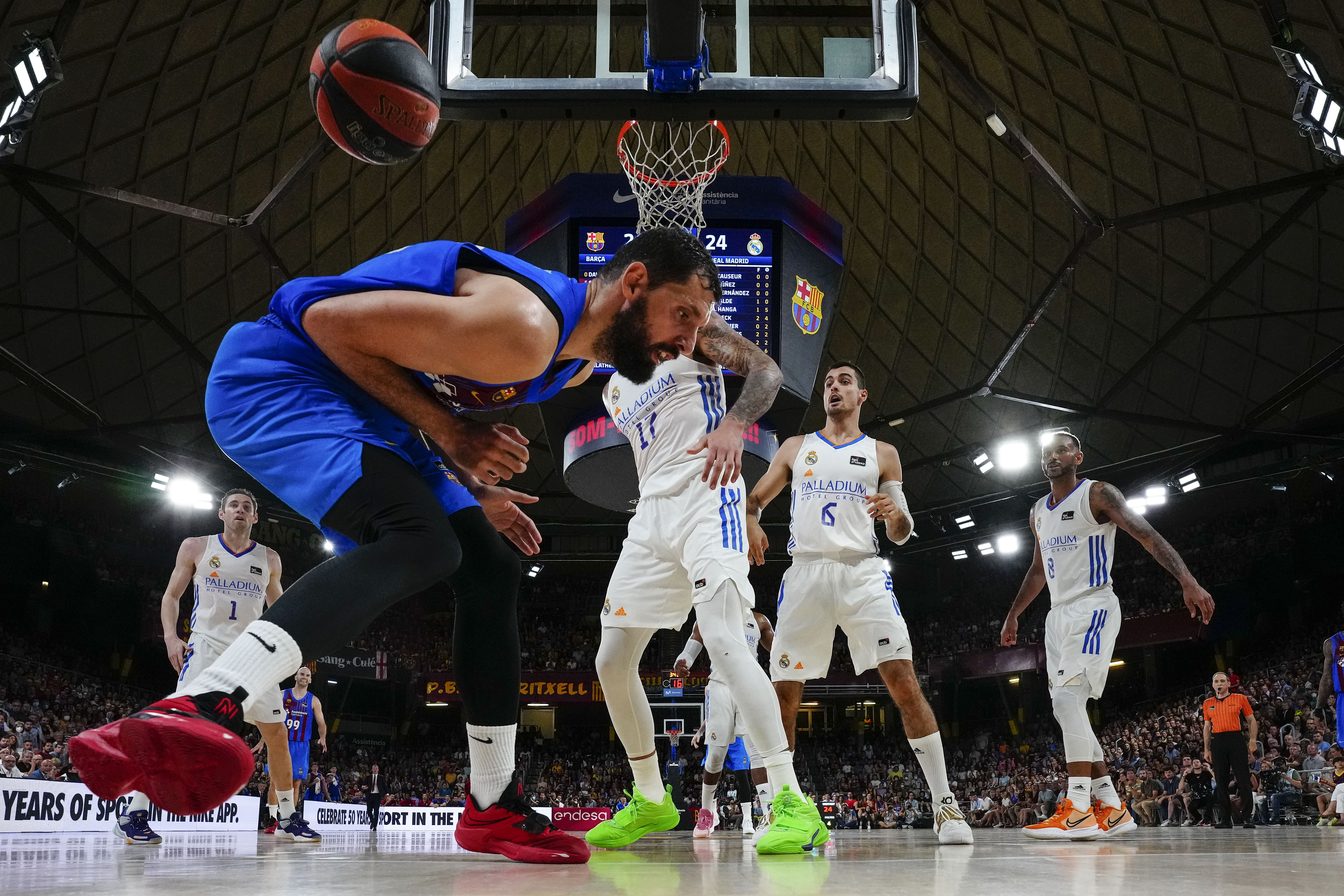 Mirotic comanda el Barça i empata la final de la Lliga Endesa contra el Reial Madrid (71-69)