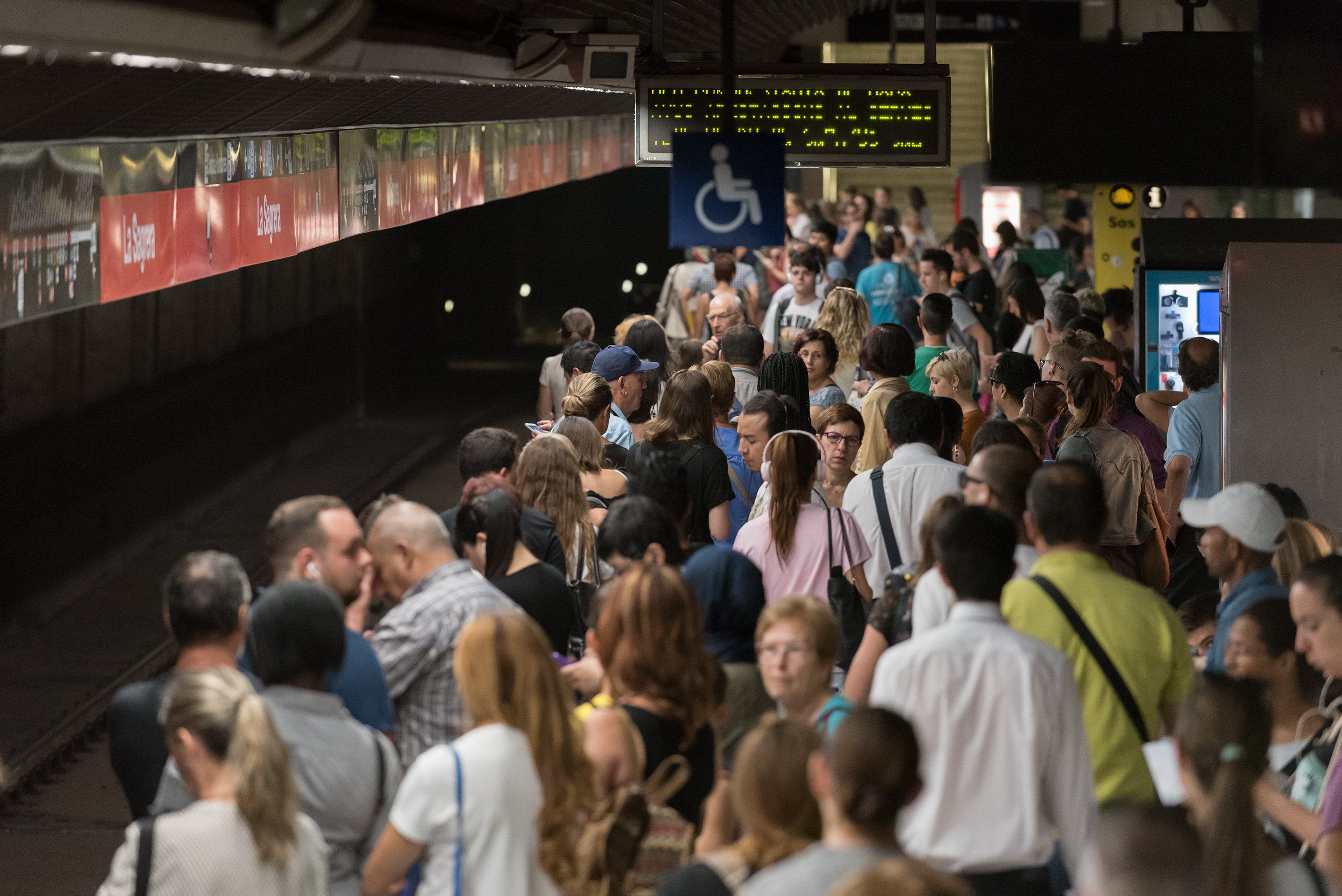 Indignación en el metro: "Colau no lo está gestionando como toca"