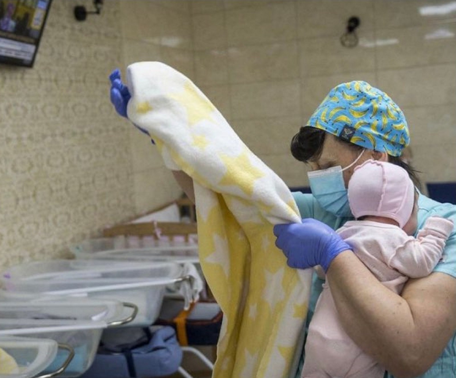 100 nadons per gestació subrogada neixen a Ucraïna des de l'esclat de la guerra