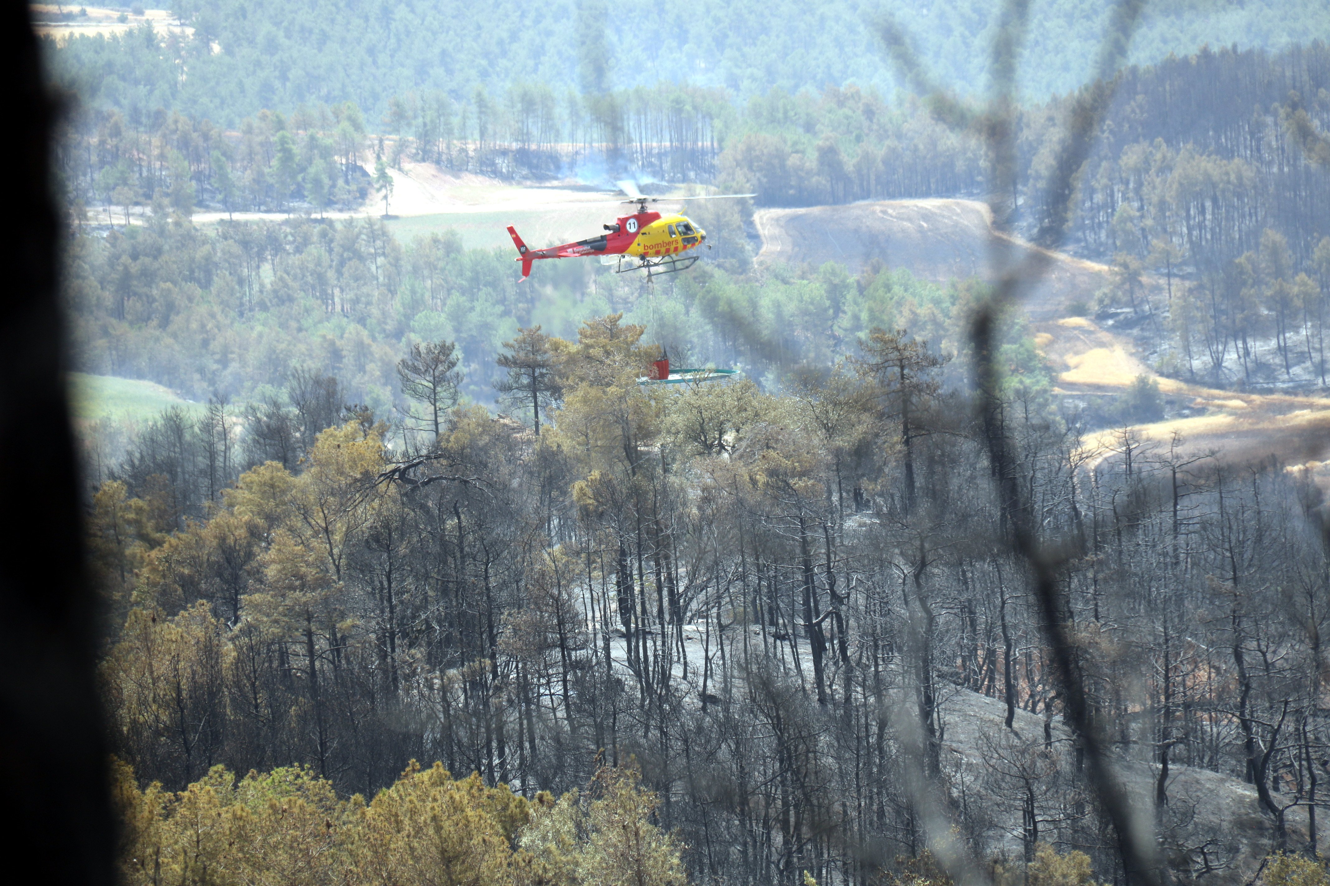 Imagen de un helicóptero de los Bomberos haciendo tareas de extinción / ACN