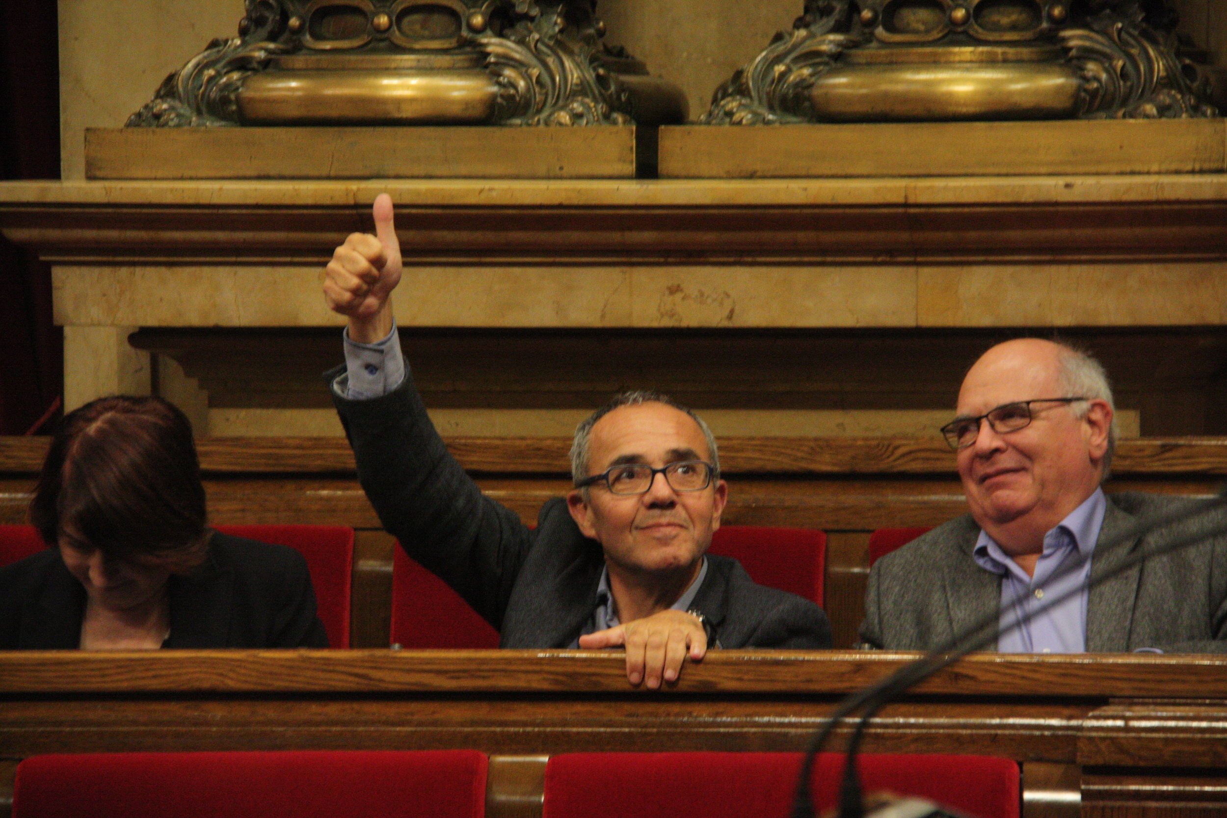 VÍDEO: Los vaivenes de los comuns y Podemos sobre el referéndum