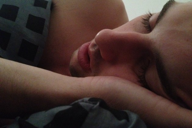 Un hombre durmiendo Un hombre durmiendo