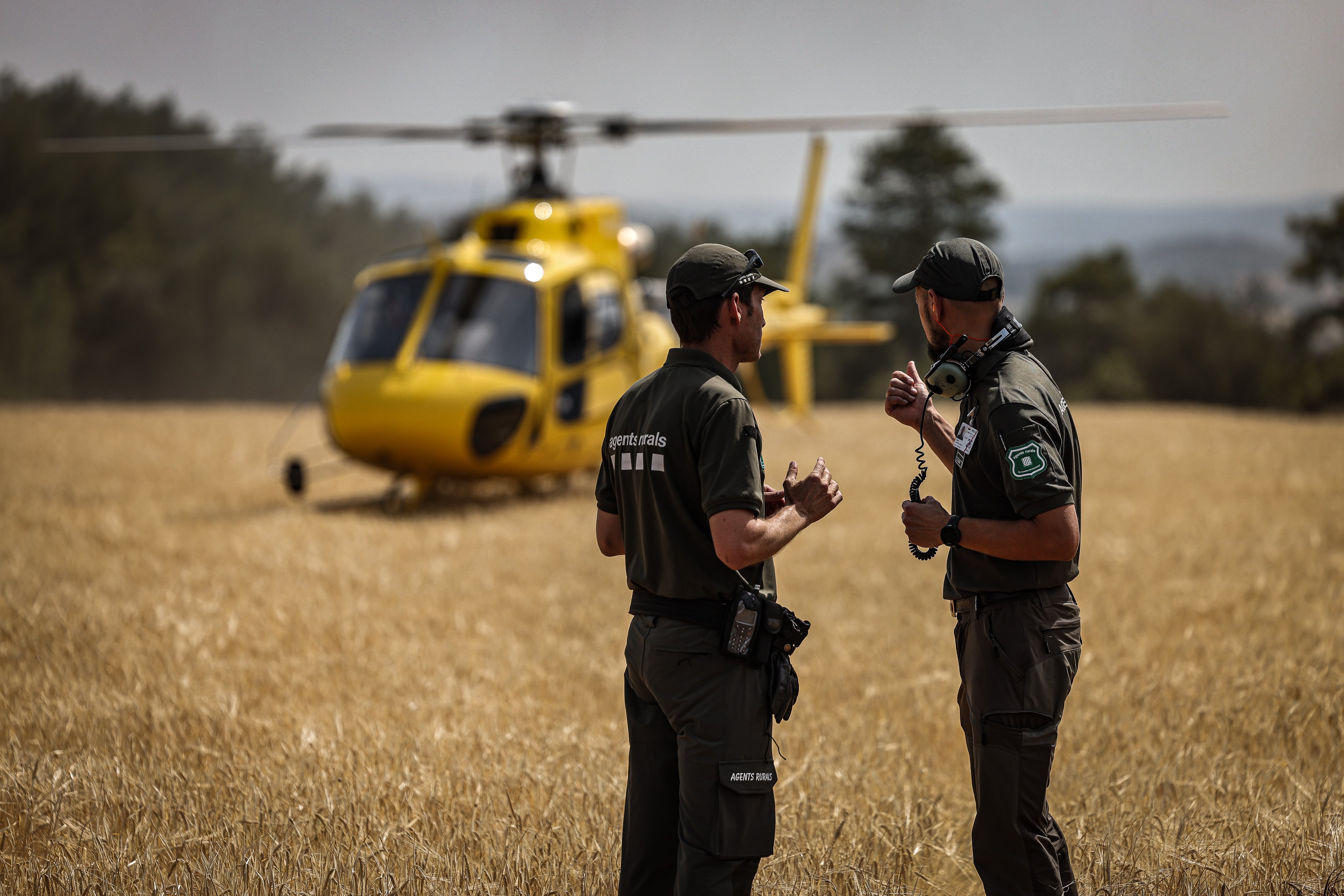 Agents rurals abans pujar Helicòpter Lladurs / Foto: ACN