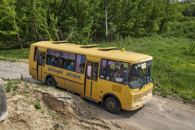 autobús escolar transporta refugiados ucranianos carretera cerca de Kharkiv, Ucrania / Foto: Efe