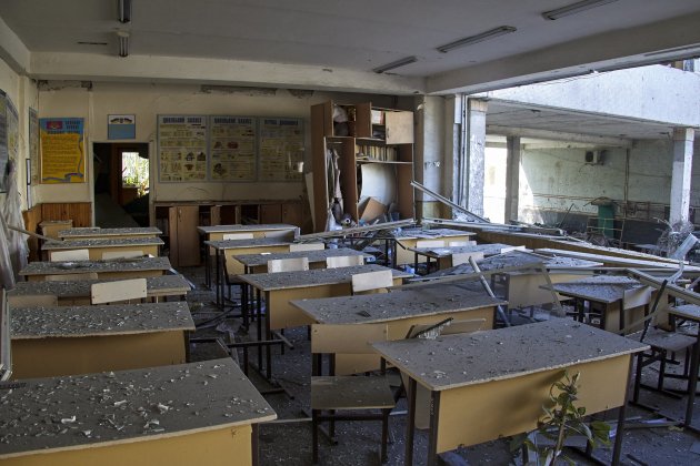 escuela dañada ataque cohetes durante noche, busca Kharkiv, Ucrania / Foto: Efe