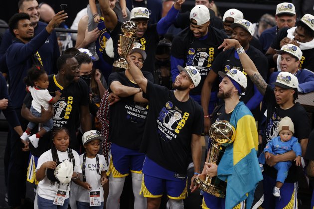 Curry trofeo MVP partido, Thompson trofeo nba final, Golden State Warriors campions / Foto: John G. Mabanglo/Efe Curry trofeo MVP partido, Thompson trofeo nba final, Golden State Warriors campions / Foto: John G. Mabanglo/Efe