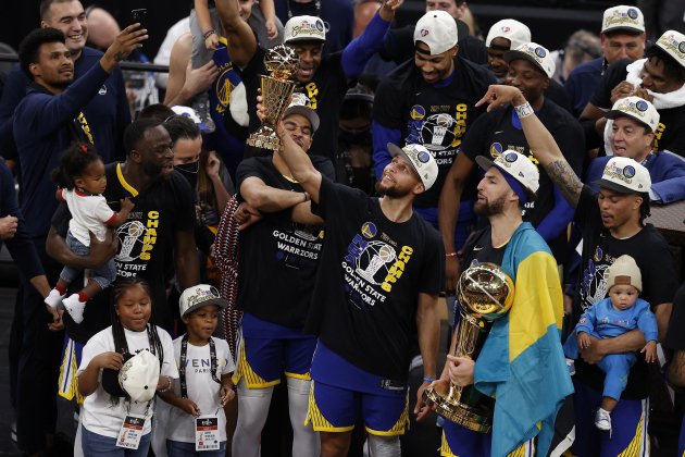 Curri trofeu MVP partit, Thompson trofeu nba final, Golden State Warriors campions / Foto: John G. Mabanglo/Efe