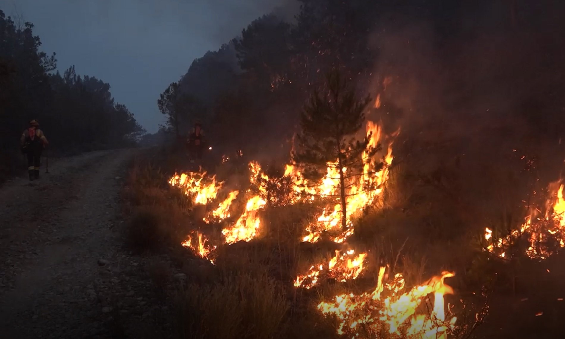 L'incendi de Lladurs preocupa els Bombers tot i estabilitzar els de Castellar de la Ribera i Corbera d'Ebre