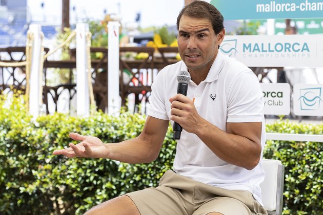 Rafa Nadal hablando micro EFE