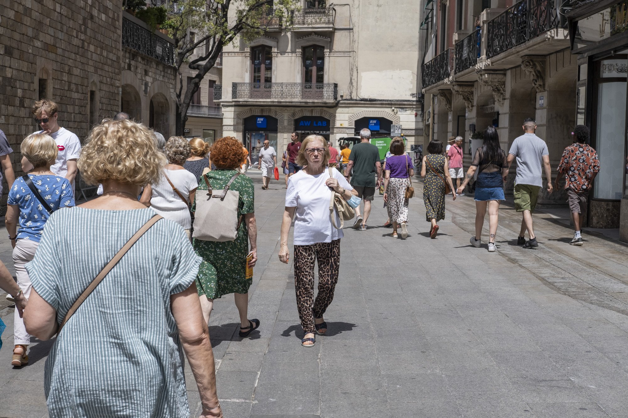 Obres per renovar el paviment del Portal de l’Àngel en ple estiu
