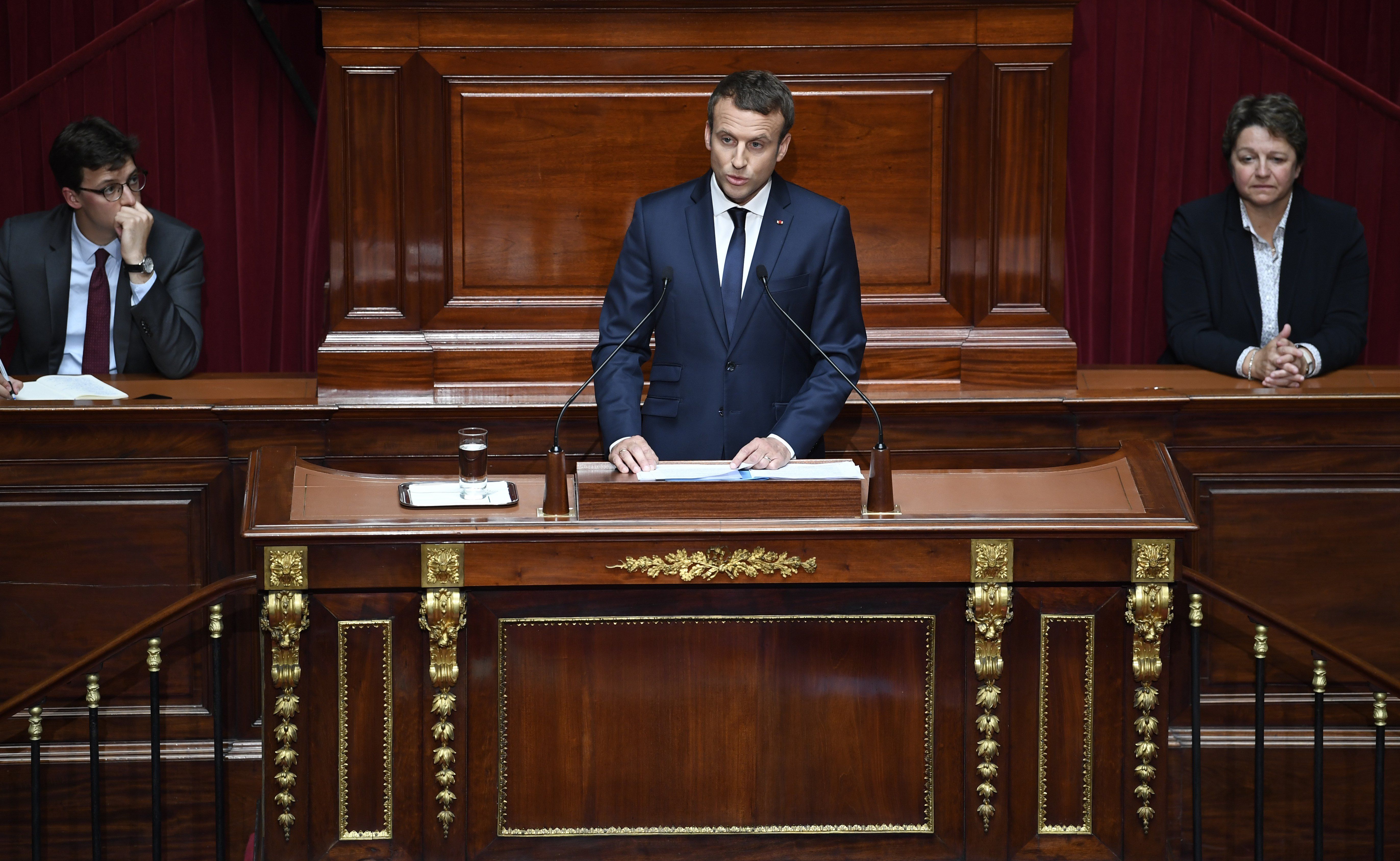 Macron proposa reduir un terç el nombre de diputats i senadors