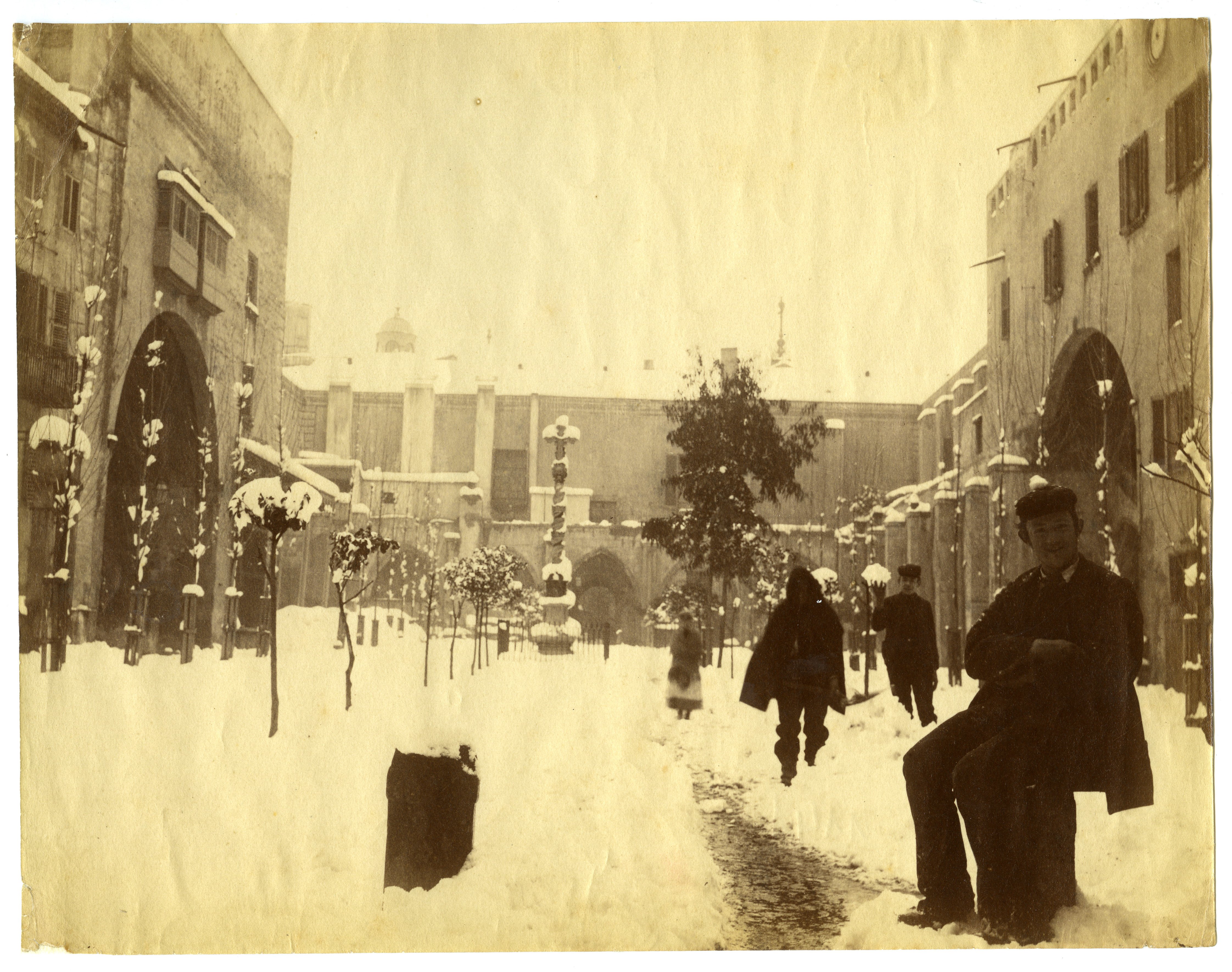 19 Nevada en Barcelona. Patio del Hospital de la Santa Creu, 10 11 de febrero de 1887. AFB. Antoni Esplugas