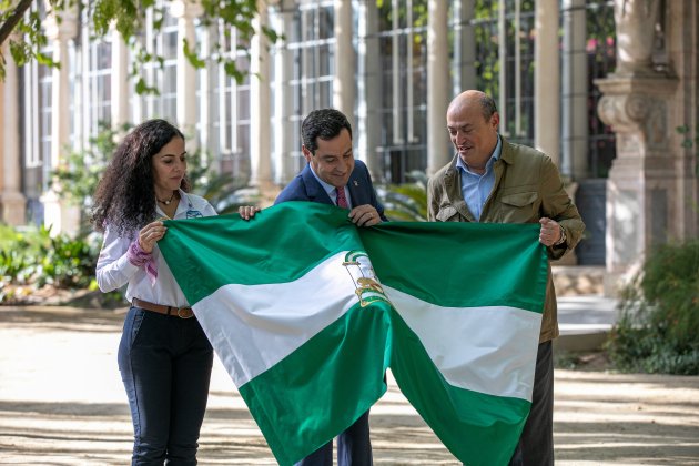 El presidente Juanma Moreno, del Partido Popular, con la bandera de Andalucía